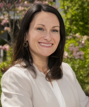 Danielle Apostolon Headshot