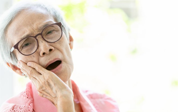 patient with tooth pain